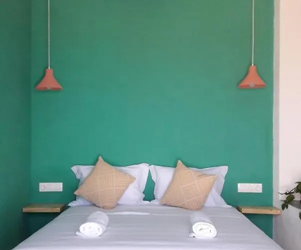 Under The Palm Tree Boutique * Ano Meria